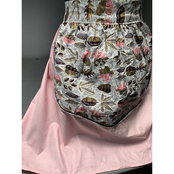 Handmade Vintage-Style Apron with Pink Cotton Skirt & Floral Patterned Pocket - Picture 2 of 6